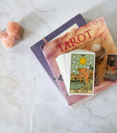 Rituels quotidiens de tarot : intégrer le tarot dans votre routine matinale