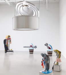 « Songs for Gay Dogs » : L’univers irrévérencieux de Cosima von Bonin au Mudam Luxembourg – Musée d’Art Moderne Grand-Duc Jean