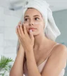 Une routine skincare courte en réponse à la surcharge cosmétique